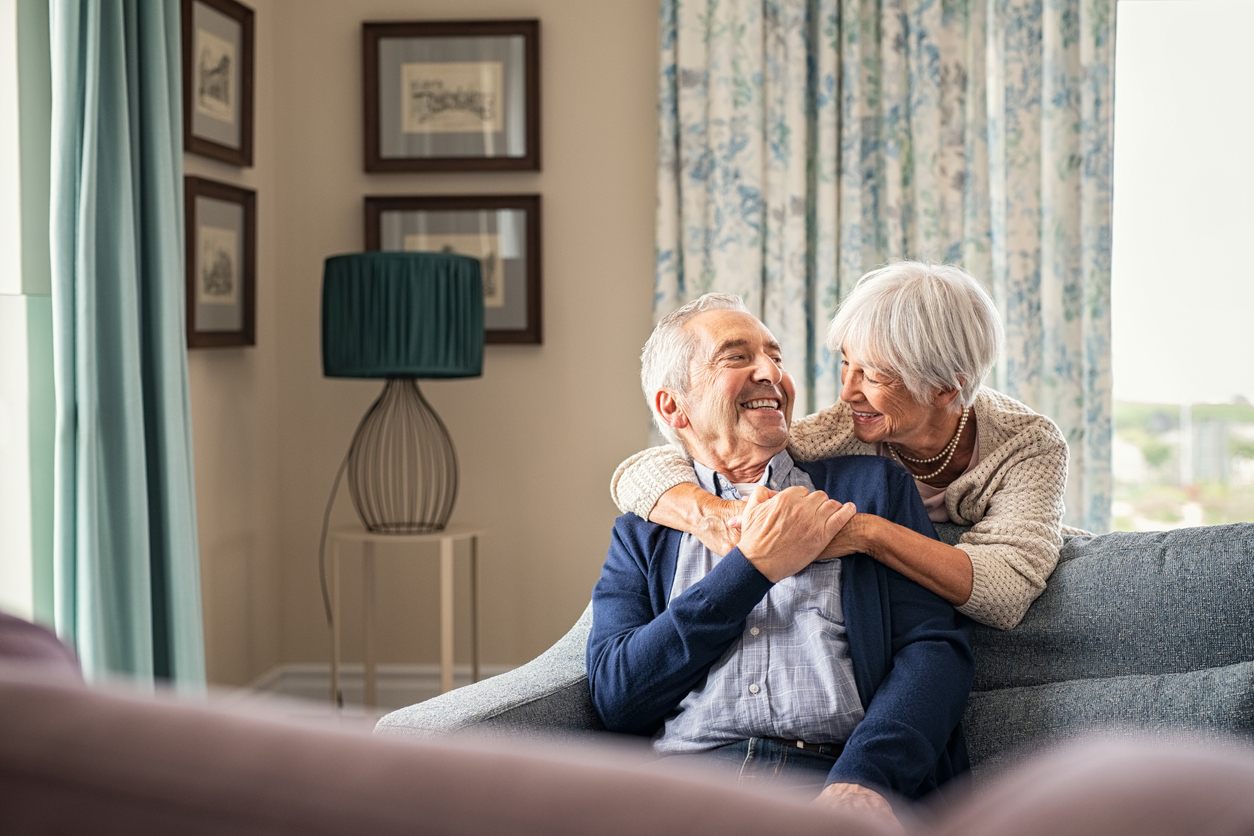 retired-couple-smiling